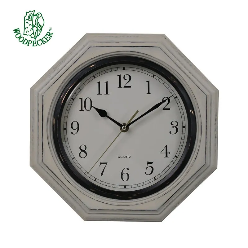 소박한 낡은 나무 벽시계